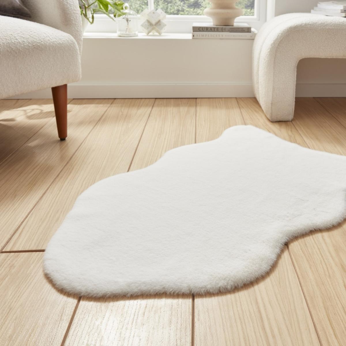 Single Pelt Faux Fur Rug - Ivory – image 3
