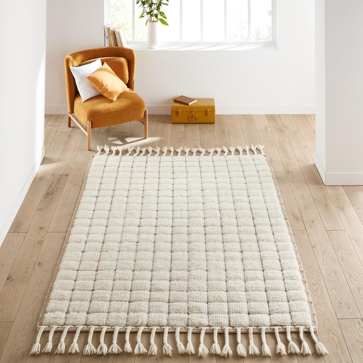 Ladama Checkered Fringed Wool Rug – image 1