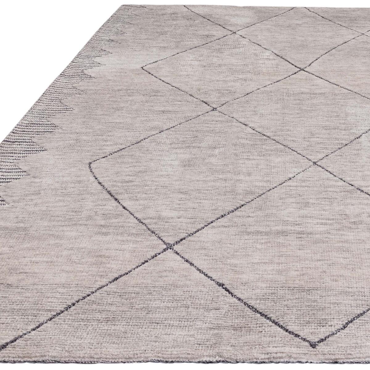 Monochrome Patterned Rug – image 3