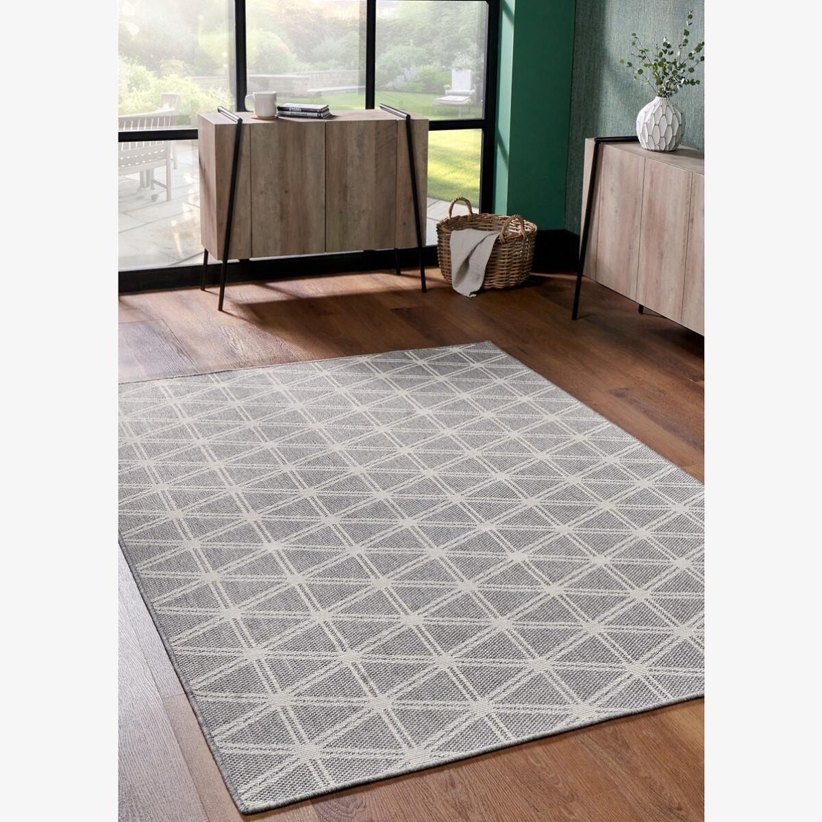 Monochrome Geometric Design Indoor/Outdoor Rug – image 1