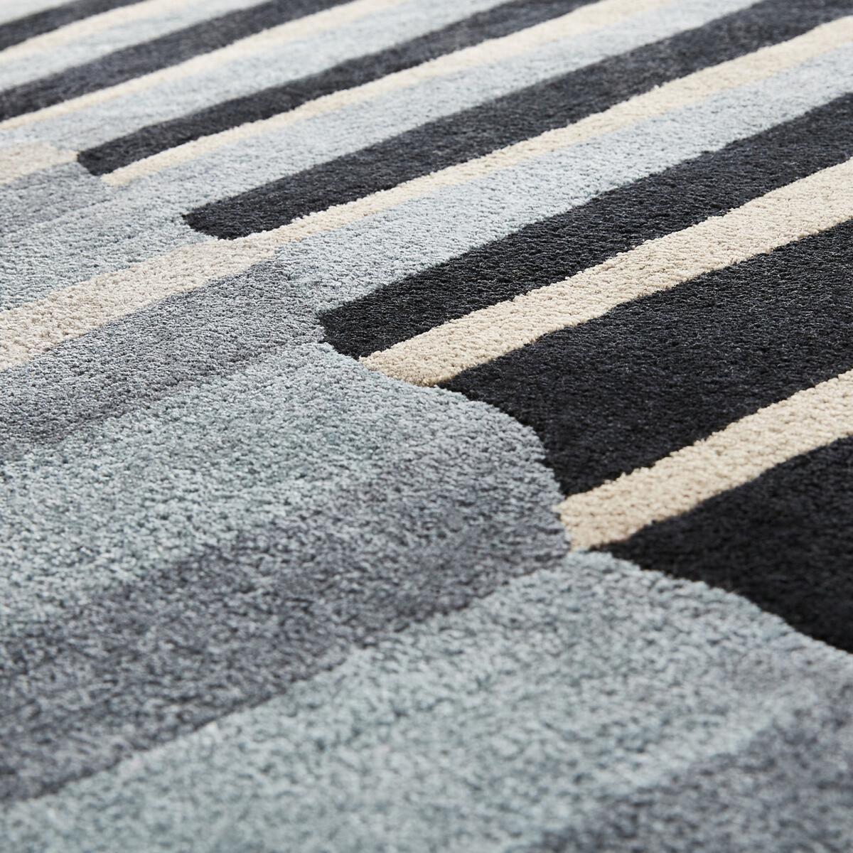 Shakille Tufted Viscose Rug – image 2