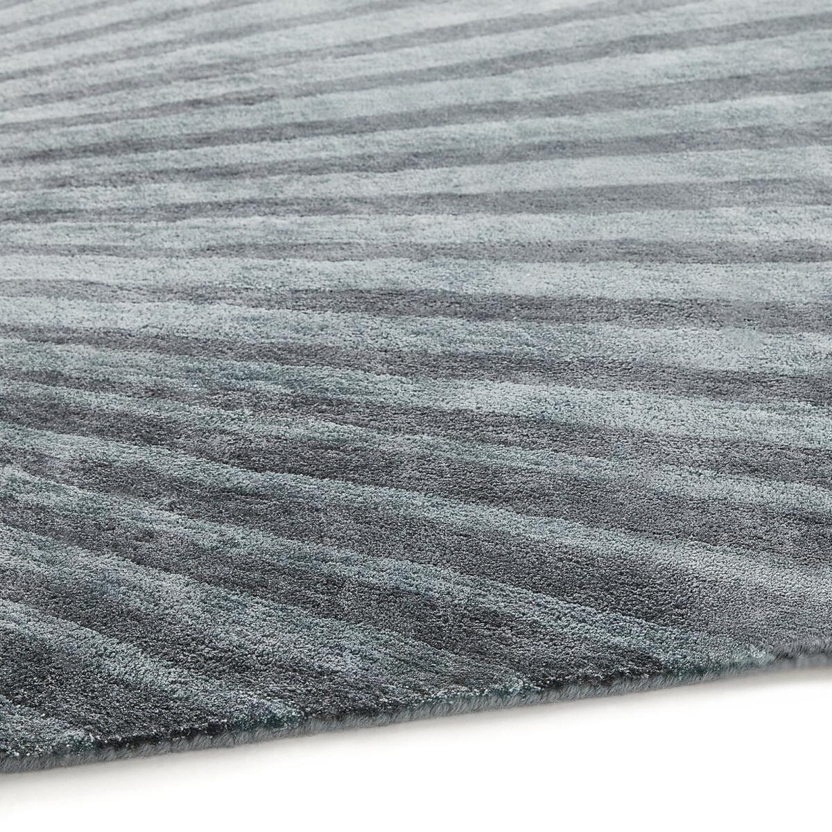 Shakille Tufted Viscose Rug – image 3