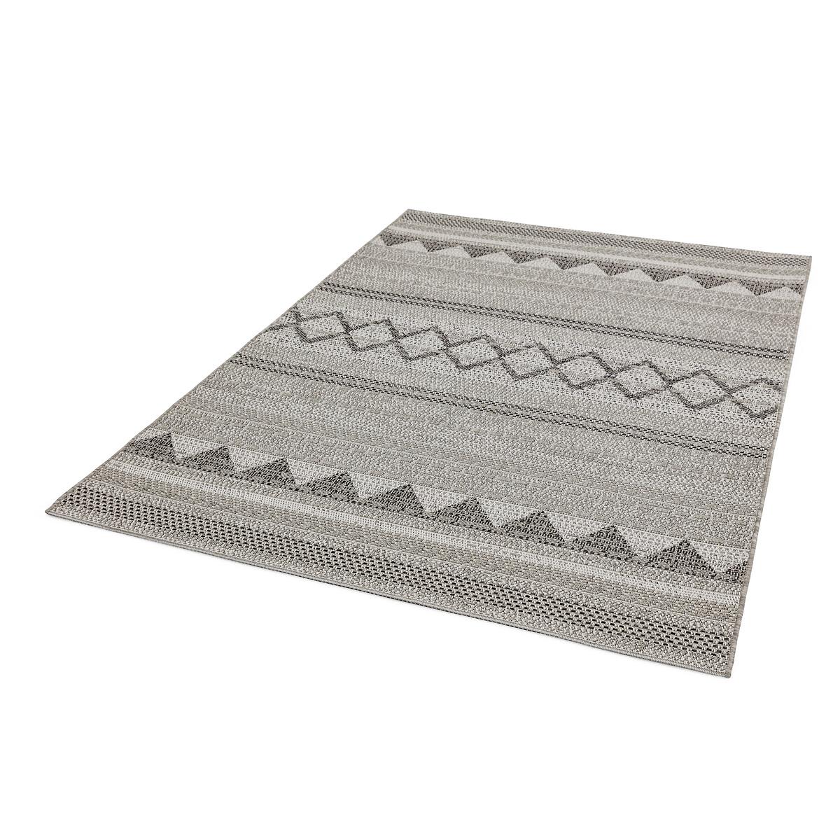 Diamond Patterned Indoor/Outdoor Rug – image 2