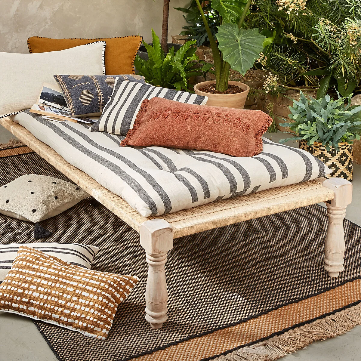 Ajow Fringed Jute Rug – image 3