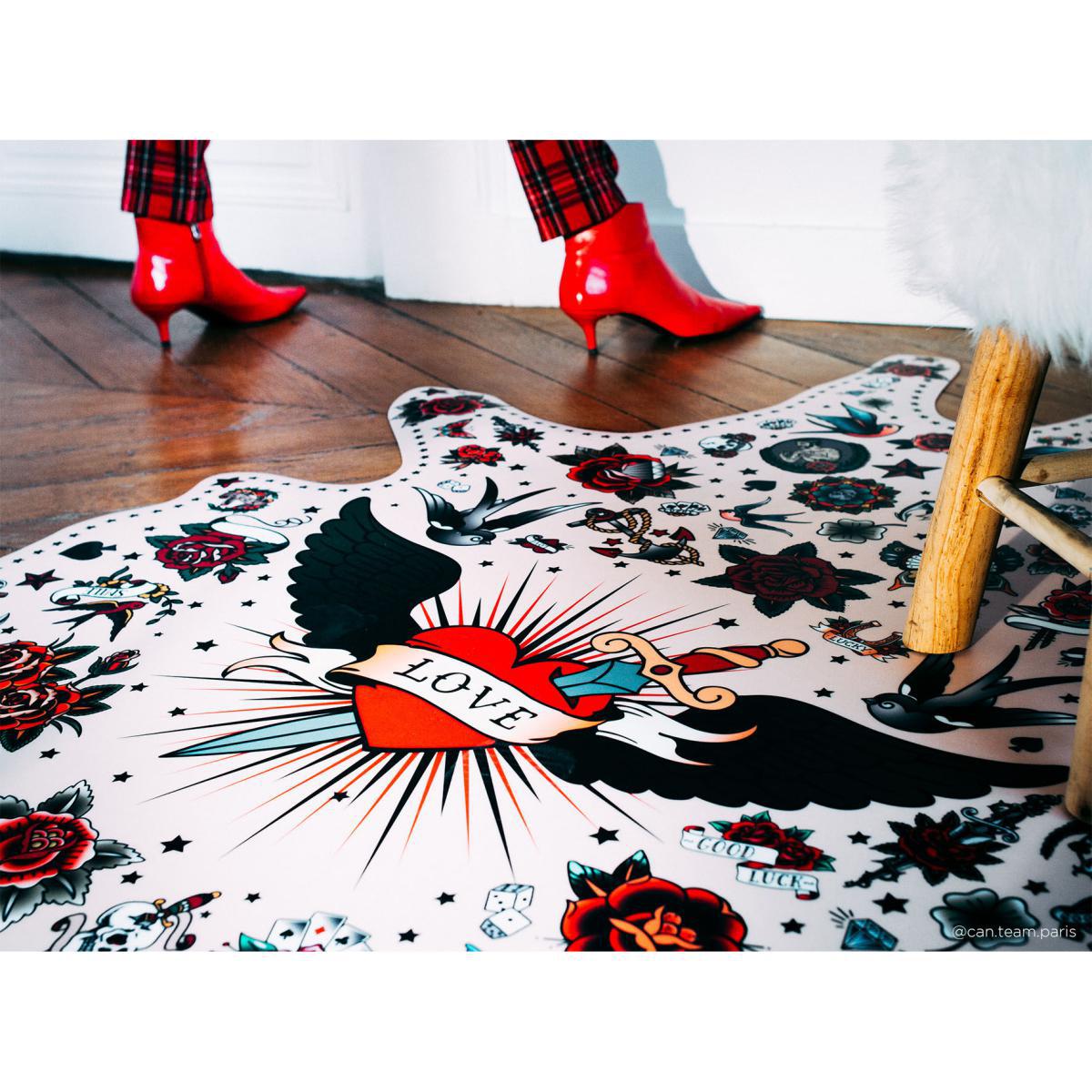 Tatoo Love Rug - / 126 x 159 cm - Vinyl by PÔDEVACHE Multicoloured – image 2