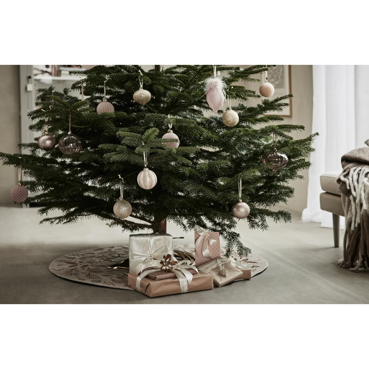 Lene Bjerre Cristie Chrsitmas tree rug Ø110 cm linen-light gold – image 2