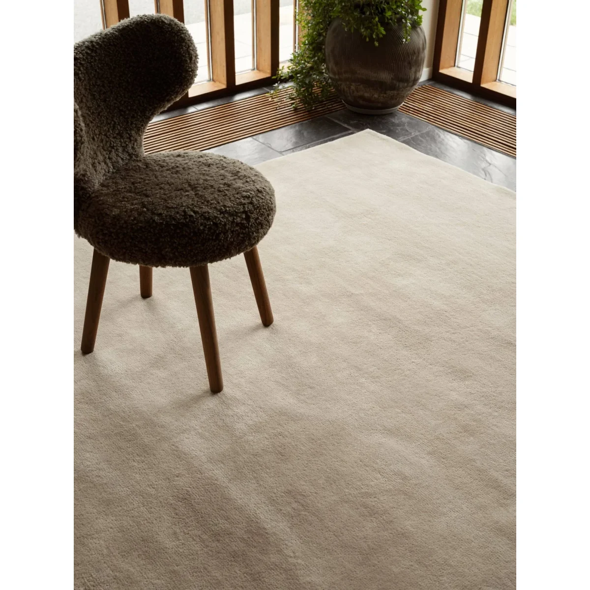 Tinted Liljehok wool rug Beige 250x350 cm – image 2
