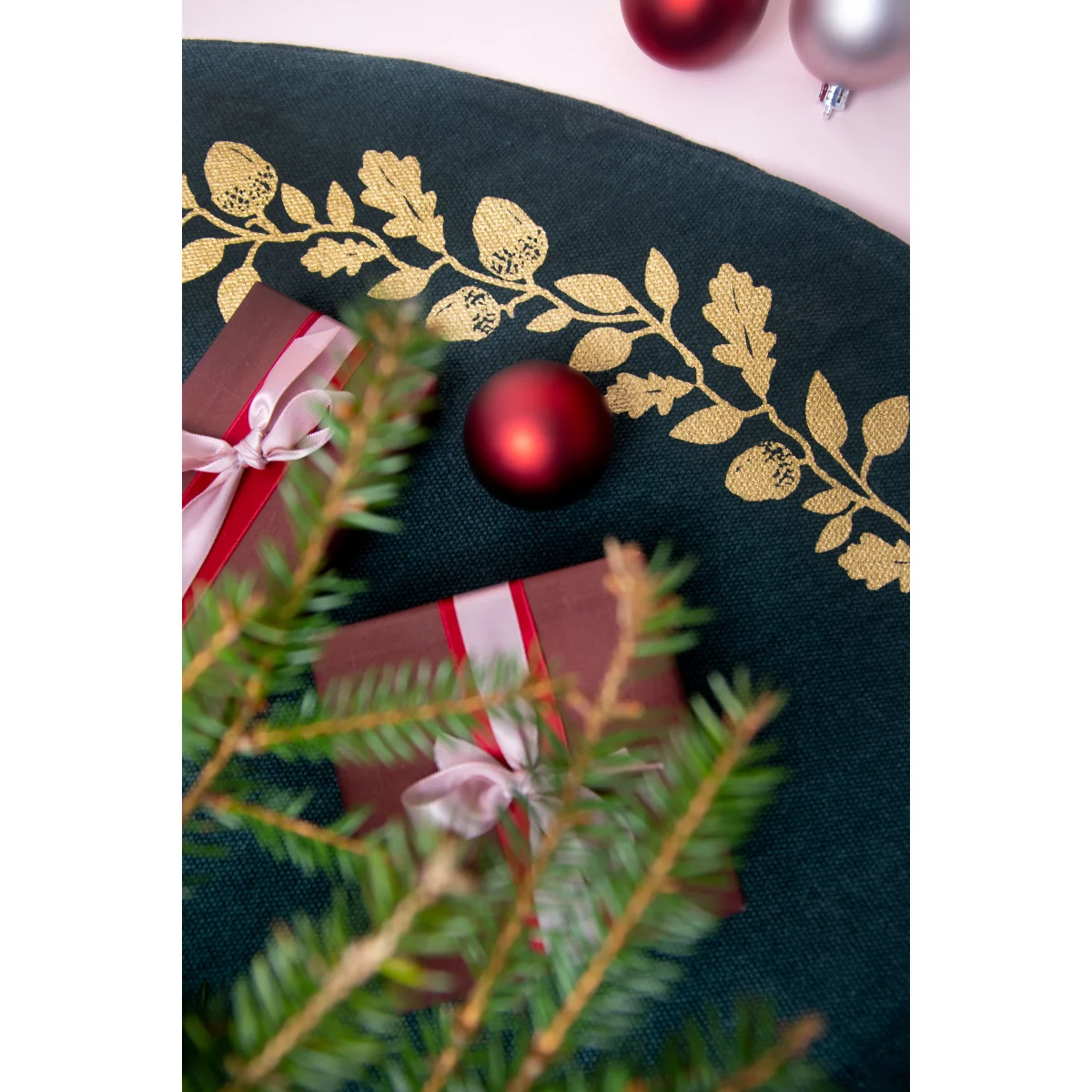 Pluto Produkter Christmas tree rug oak Ø110 cm Green – image 2
