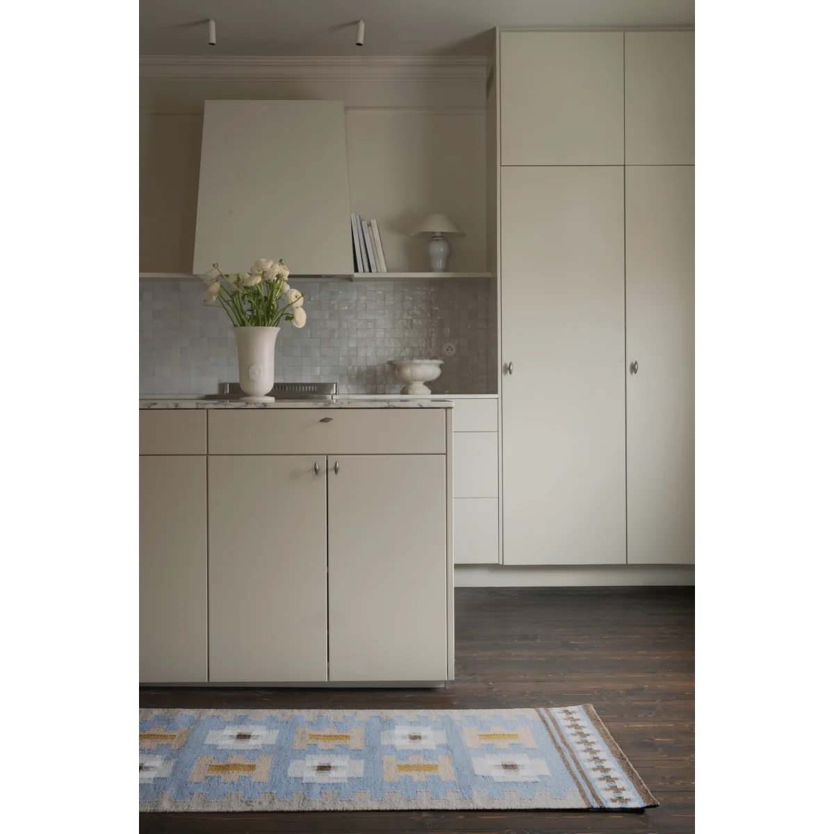 Layered Röllakan Selma wool rug Dove 80x300 cm – image 3