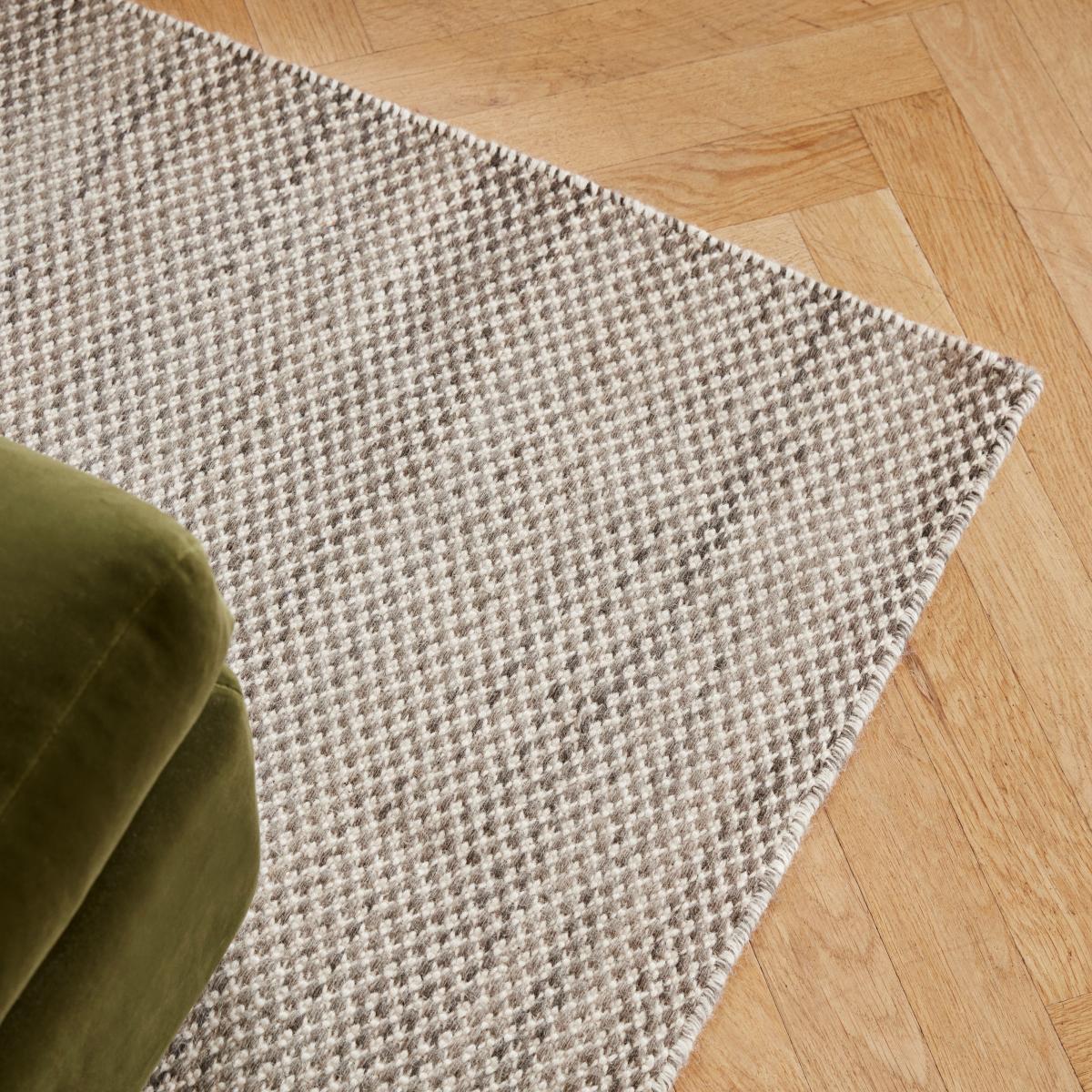 HAY Moiré kelim rug 140x200 cm Grey – image 4