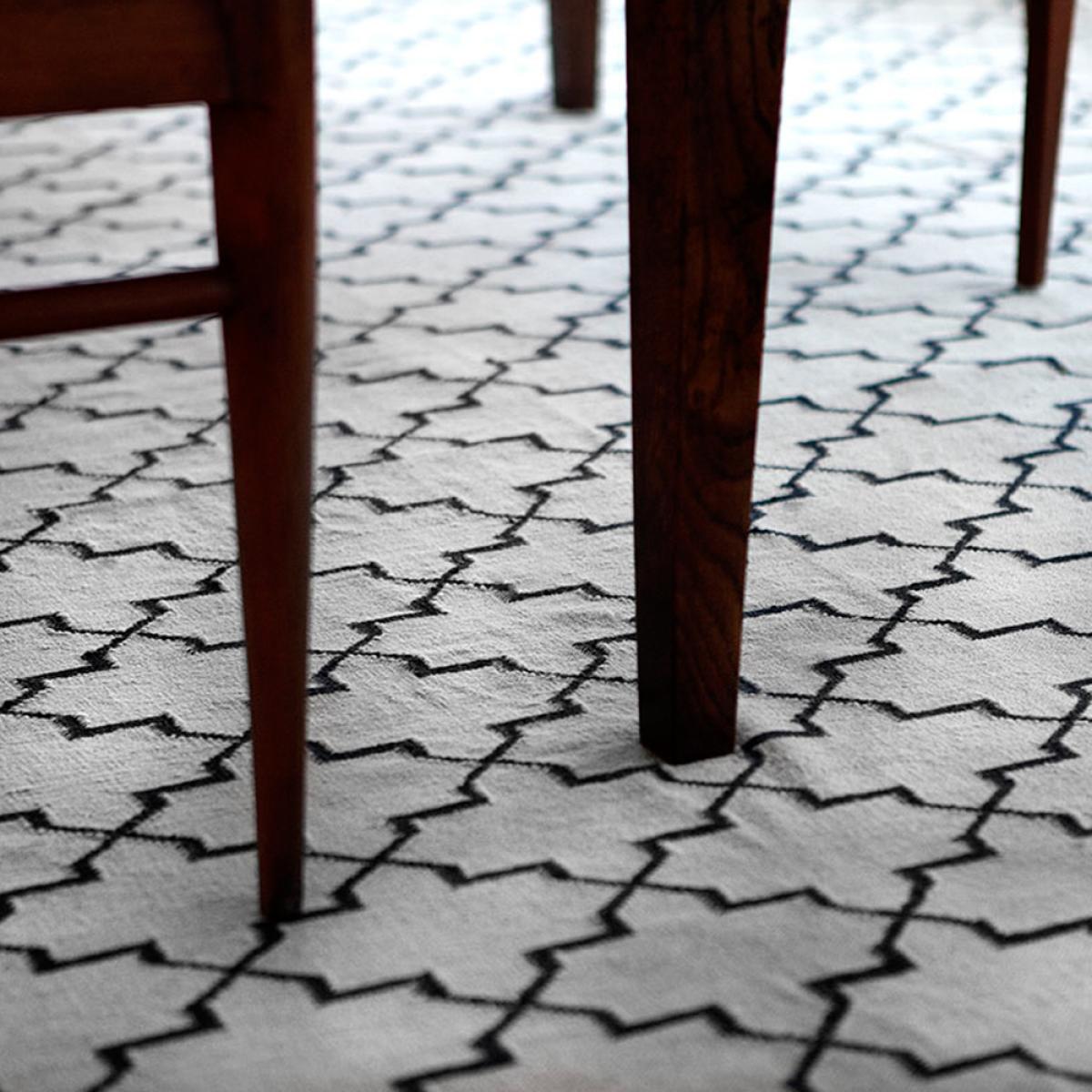Chhatwal & Jonsson New Geometric rug Off white/navy 234x323 cm – image 2