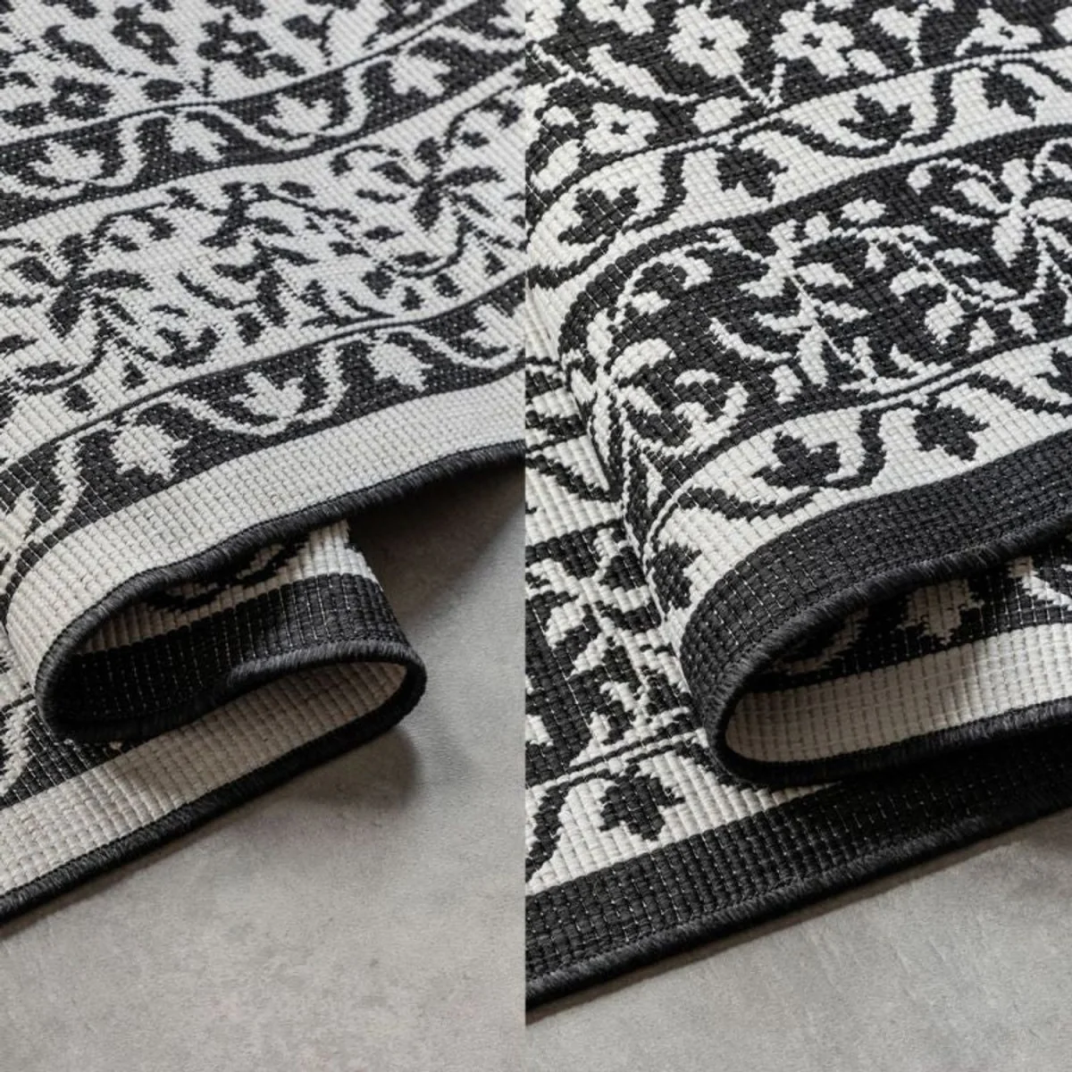 Reversible Gemini Medallion Indoor & Outdoor Rug Black - Black / 290.0cm – image 3