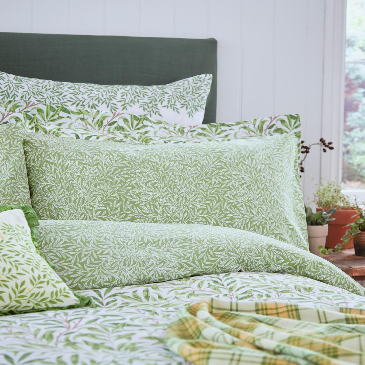 Willow Bough Bedding Duvet Cover and Pillowcase by William Morris in Leaf Green 230x220cm – image 3