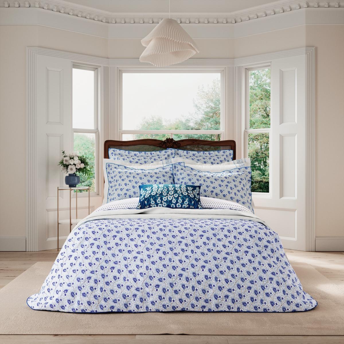 Swanwick Floral Bedding by V&A in Indigo Blue & White 140x200cm – image 1