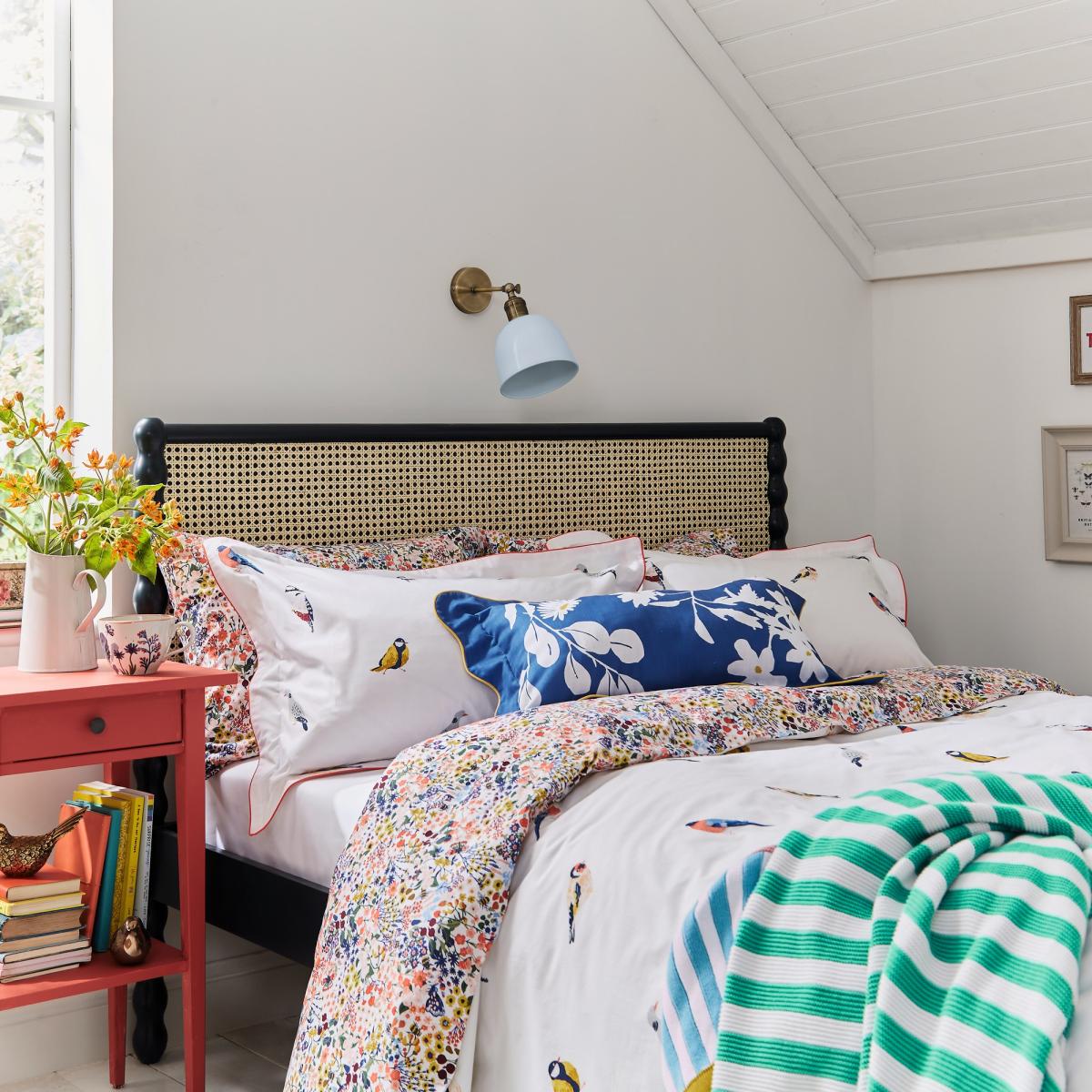 Dawn Chorus Birds Bedding by Joules in Multi220x260cm – image 1