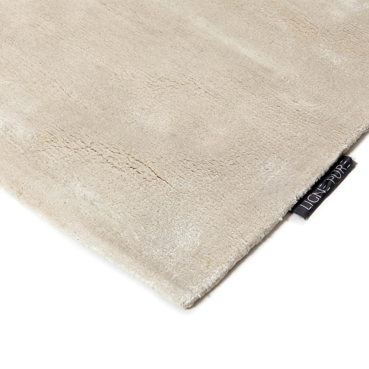 Traces Luxury Viscose Rugs 203 001 100 in Ivory by Ligne Pure&nbsp;60x120cm – image 2