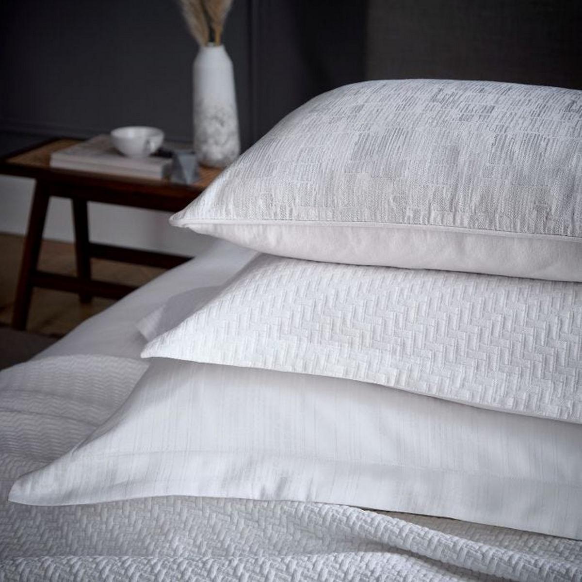 Oro Fine Linens Stripe Cotton Bedding in White 140x200cm – image 4