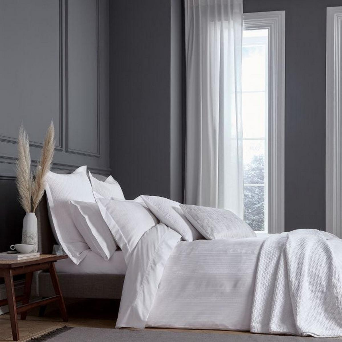Oro Fine Linens Stripe Cotton Bedding in White 140x200cm – image 1