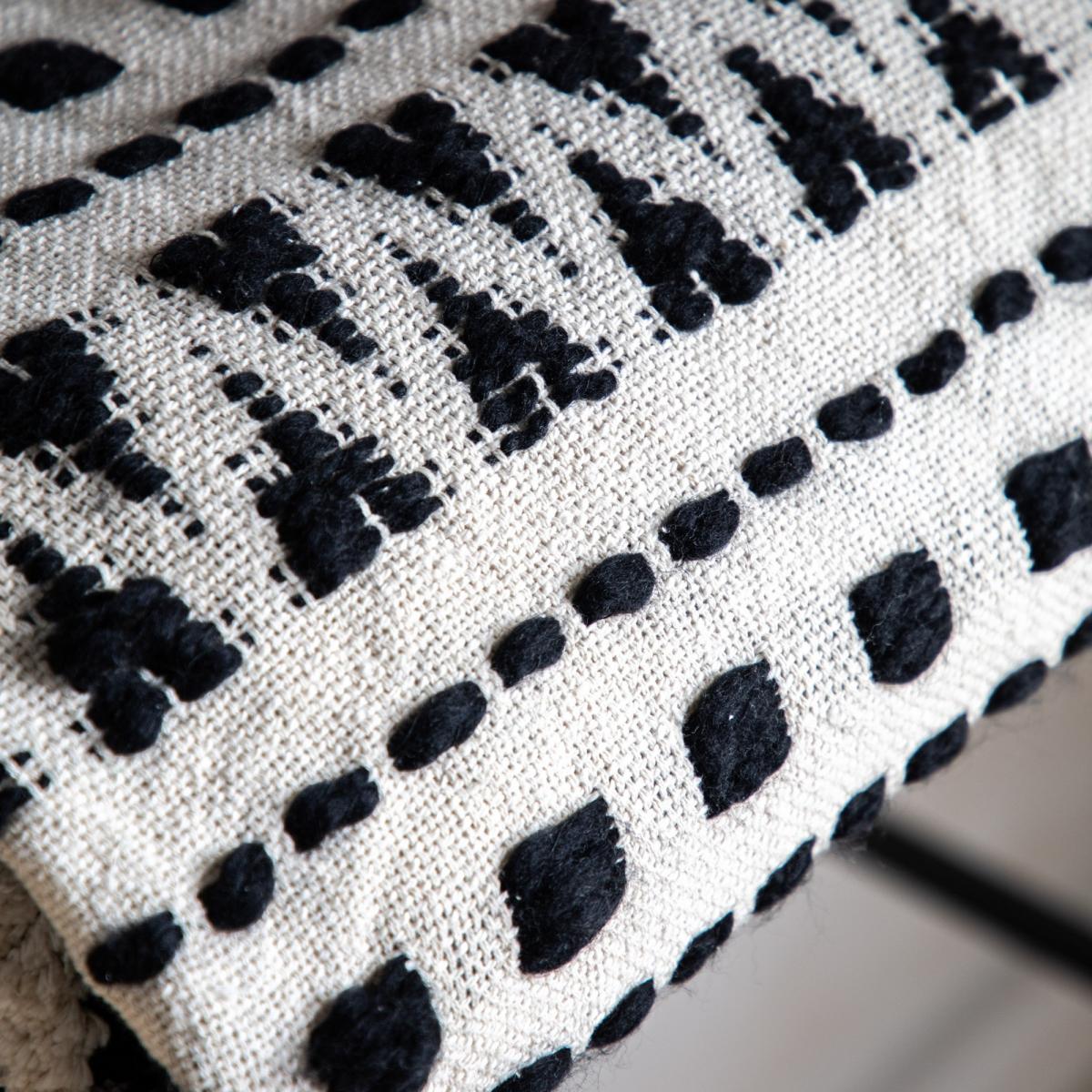 Izel Aztec Tufted Throw in Black Cream 130x170cm – image 2