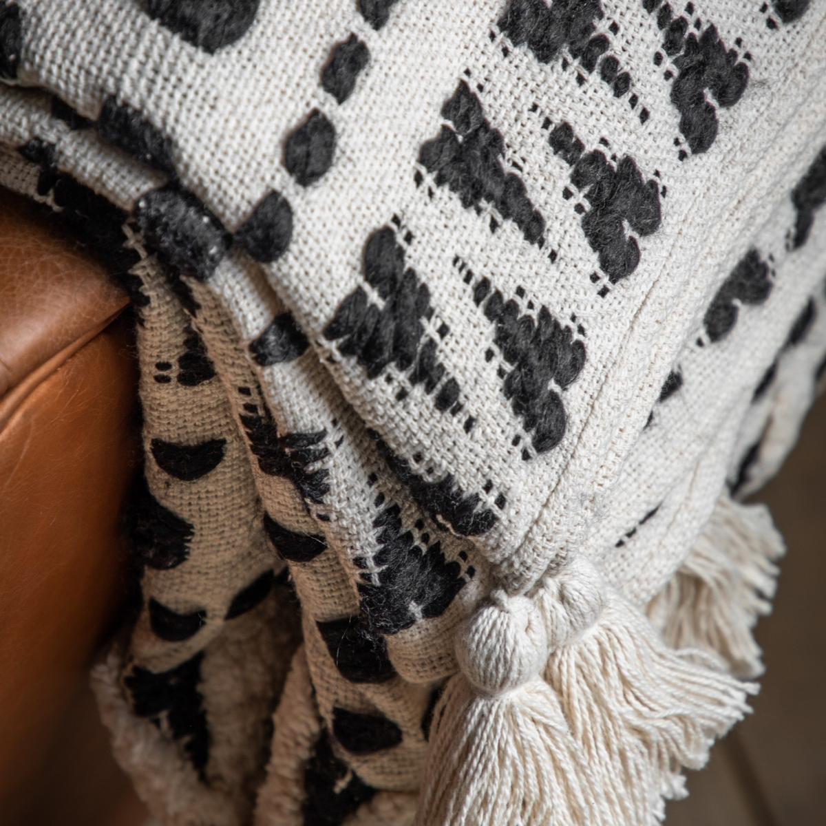 Izel Aztec Tufted Throw in Black Cream 130x170cm – image 3