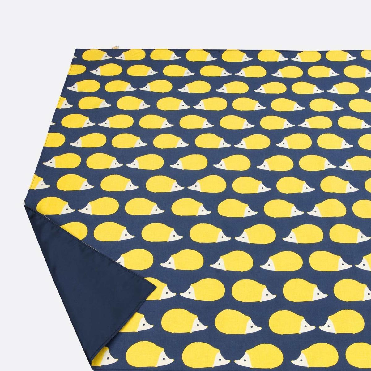 Kissing Hedgehogs Picnic Blanket in Navy Blue 145x250cm – image 3