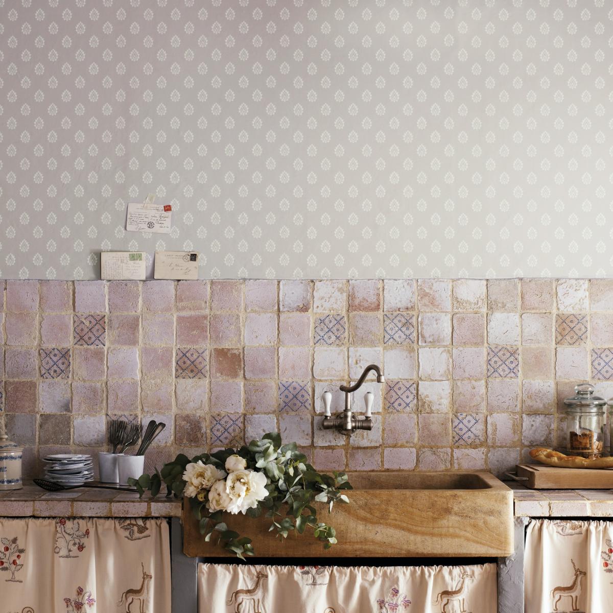 Florrie Wallpaper 214062 by Sanderson in Pebble GreyRoll – image 2