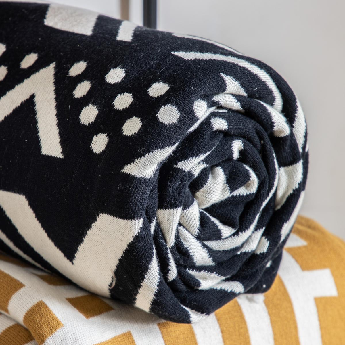 Lucas Abstract Knitted Throw in Black & Cream 130x170cm – image 3