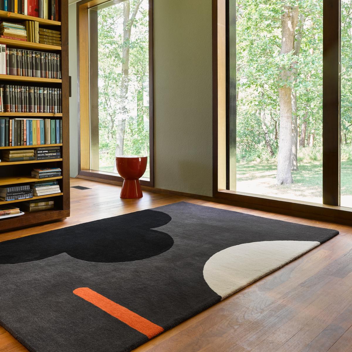 Geo Flower Wool Rugs 060605 in Graphite By Designer Orla Kiely – image 1