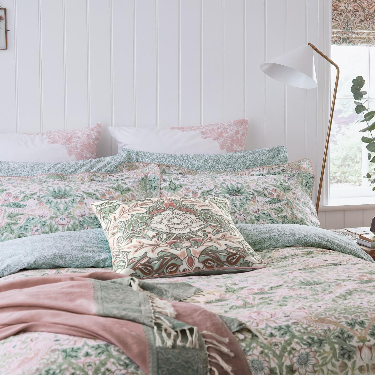 Strawberry Thief Bedding by William Morris in Cochineal Pink140x200cm – image 2