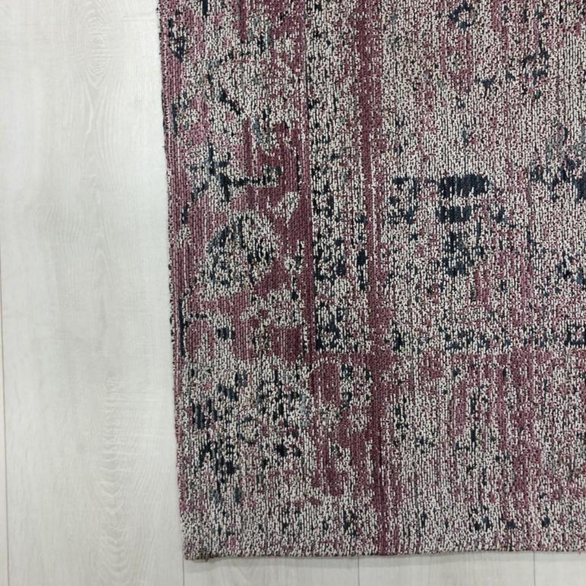 Maxima Traditional Distressed Rug In Fuchsia 160x230cm – image 3