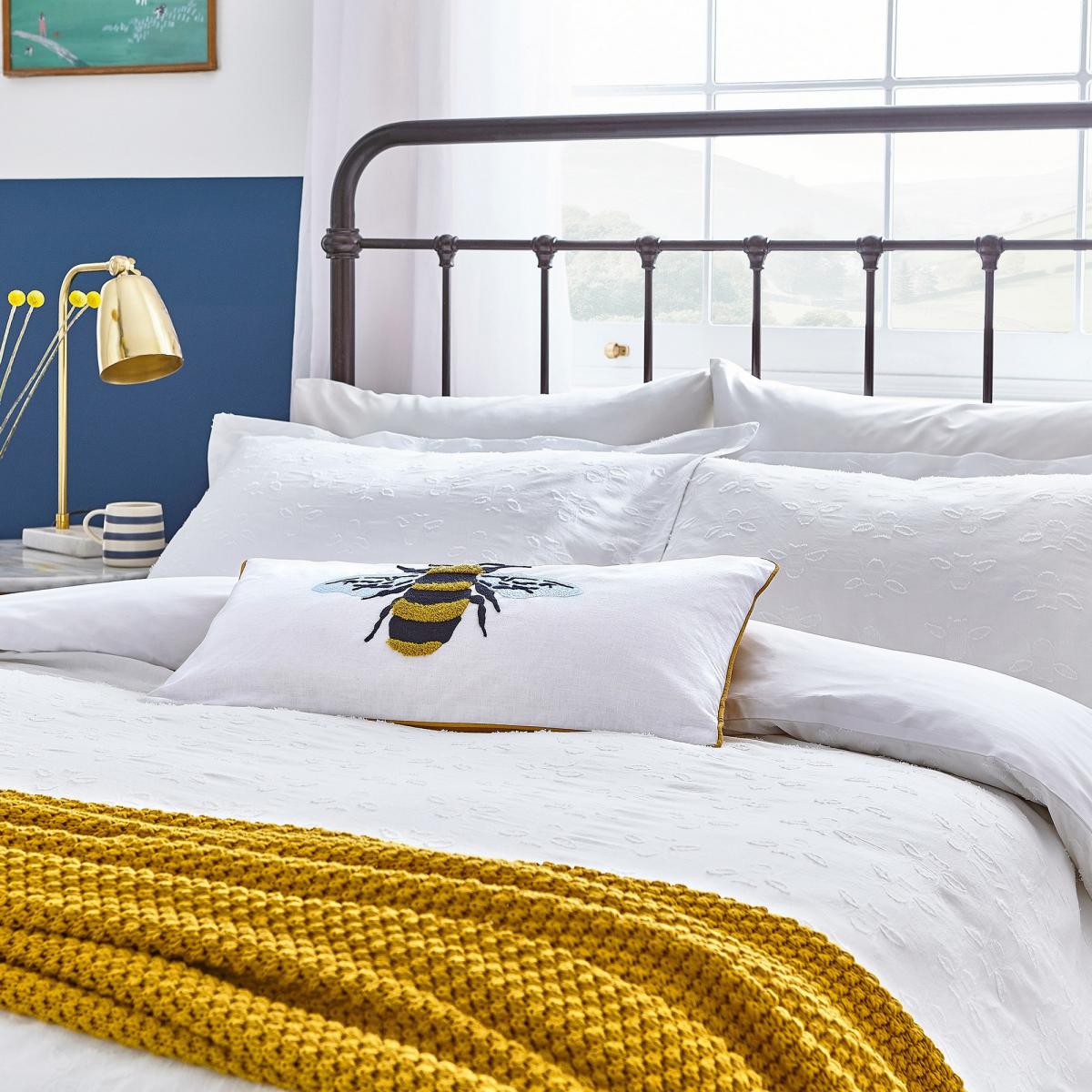 Botanical Bee Bedding and Pillowcase By Joules in Chalk White140x200cm – image 2