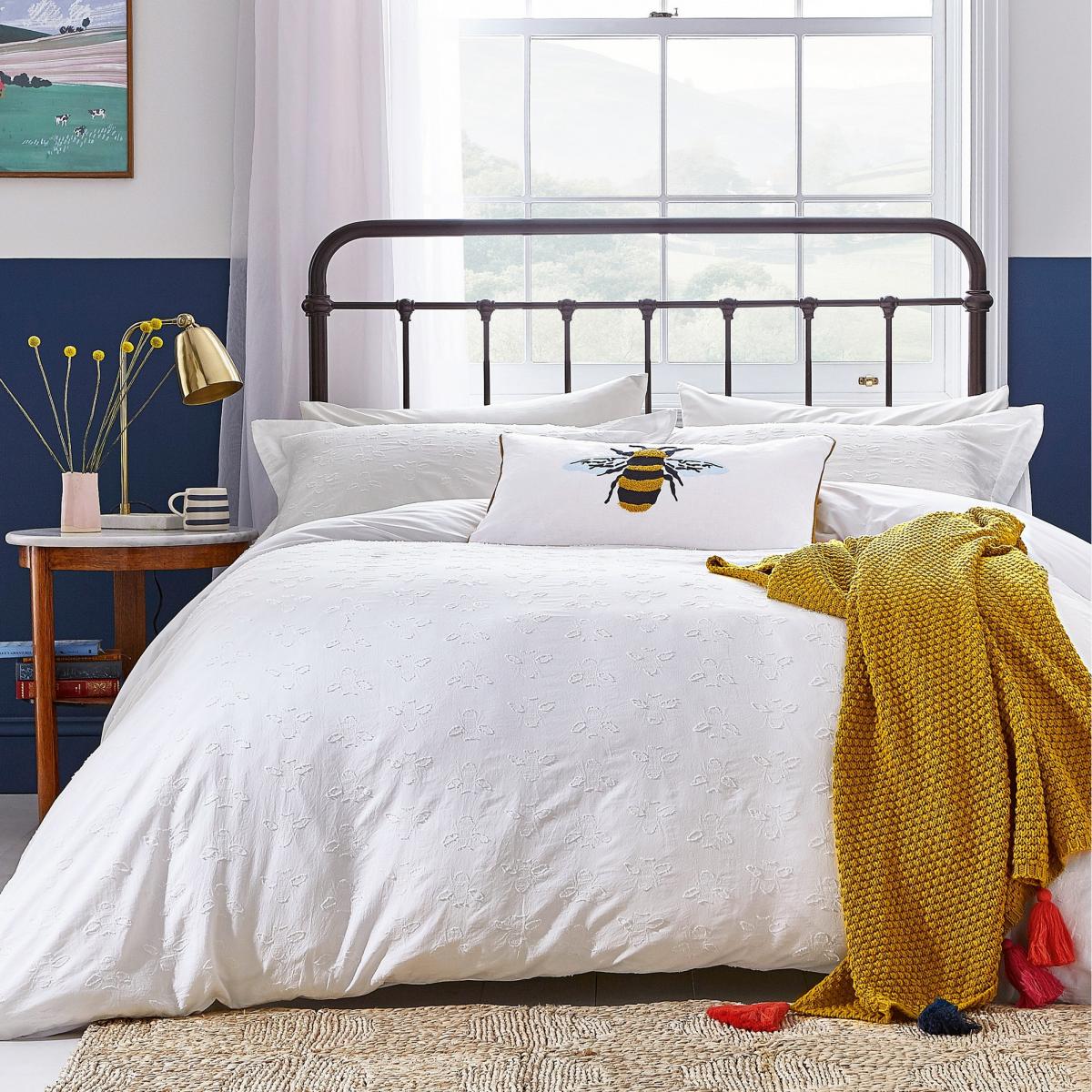 Botanical Bee Bedding and Pillowcase By Joules in Chalk White140x200cm – image 1