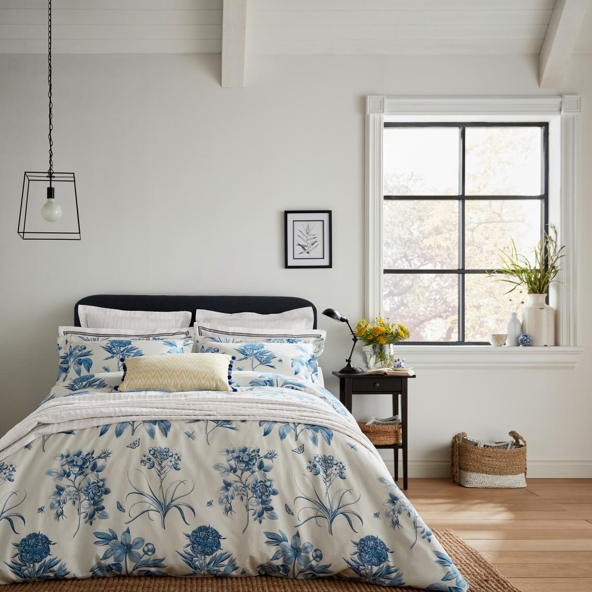 Etchings & Roses Bedding by Sanderson in China Blue 200x200cm – image 2