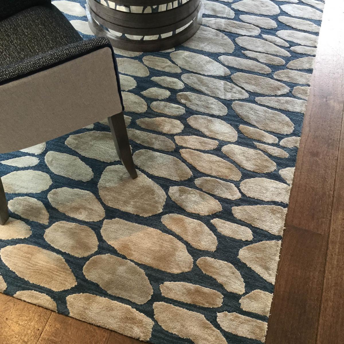 Pebbles Luxury Wool Viscose rugs in Woad Blue by designer William Yeoward 250x350cm – image 1