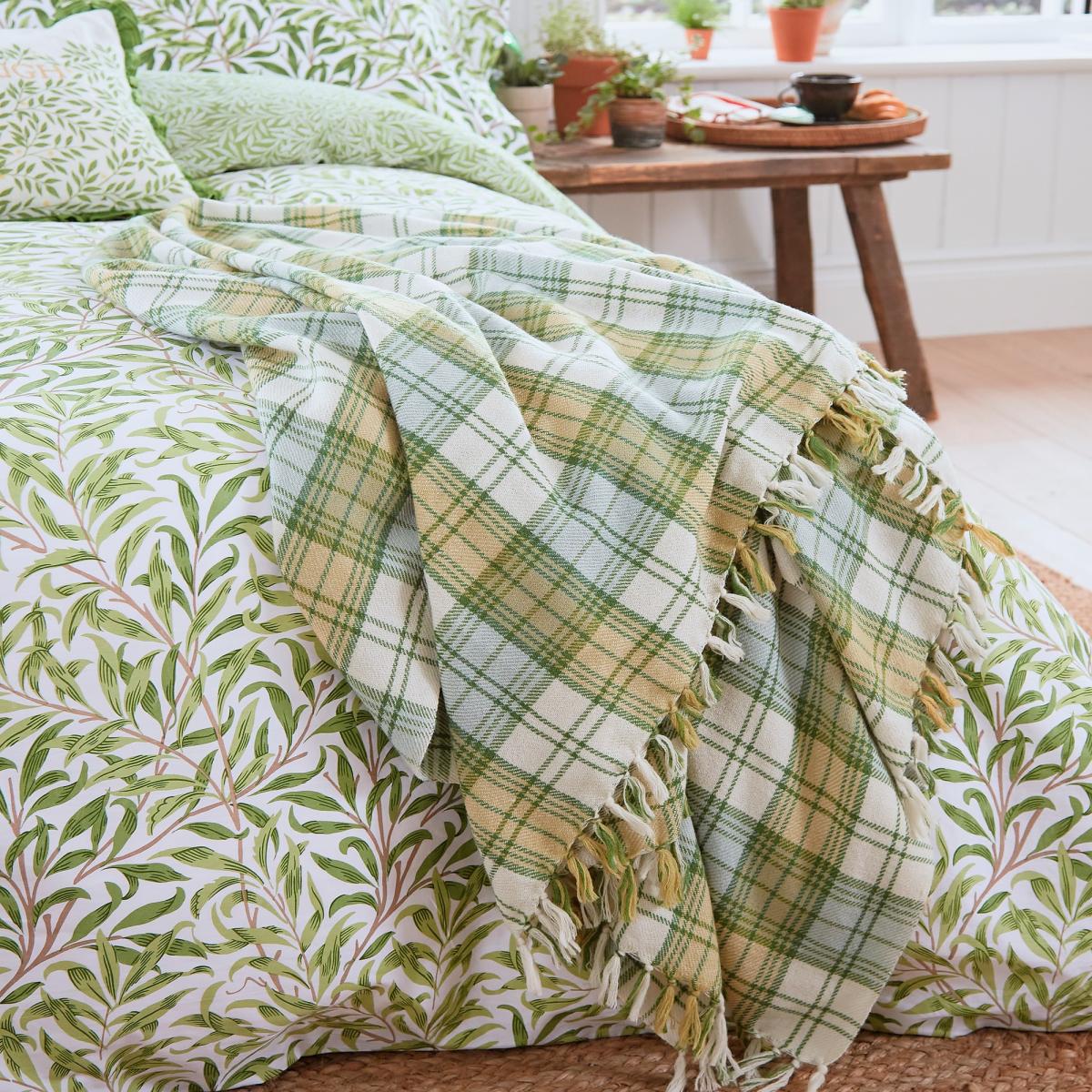 Lemon Tree Willow Bough Woven Throw by William Morris in Leaf Green130x170cm – image 2