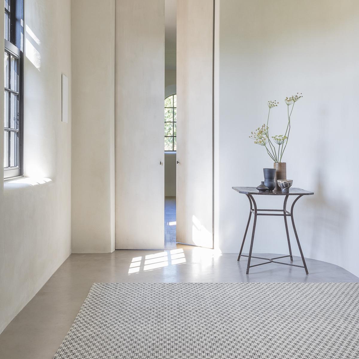 Rhythm Luxury Rugs 248 001 101 in black white by Ligne Pure 140x200cm – image 1