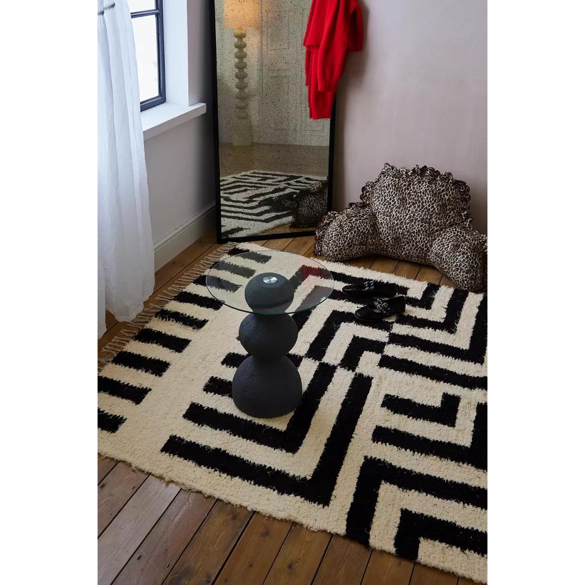 Black & White Asher 5x7 Rug - Black/White at Urban Outfitters – image 2
