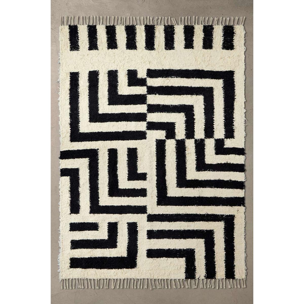 Black & White Asher 5x7 Rug - Black/White at Urban Outfitters – image 3