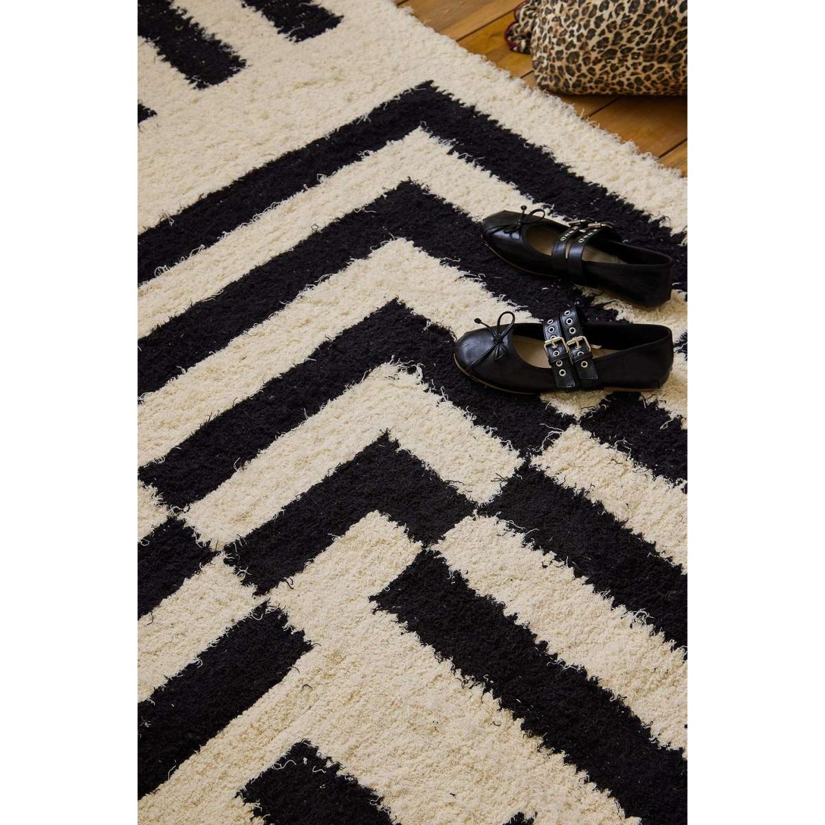 Black & White Asher 5x7 Rug - Black/White at Urban Outfitters – image 4