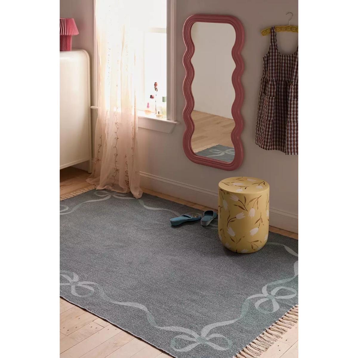 Pine Lacey Bow 5x7 Rug - Dark Grey at Urban Outfitters – image 2