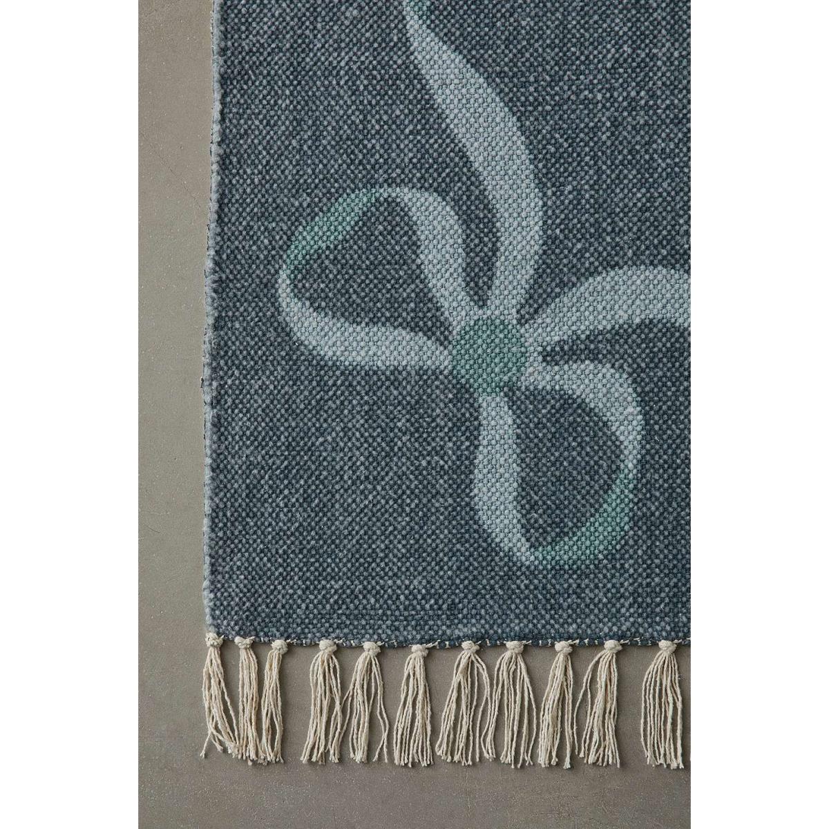Pine Lacey Bow 5x7 Rug - Dark Grey at Urban Outfitters – image 4