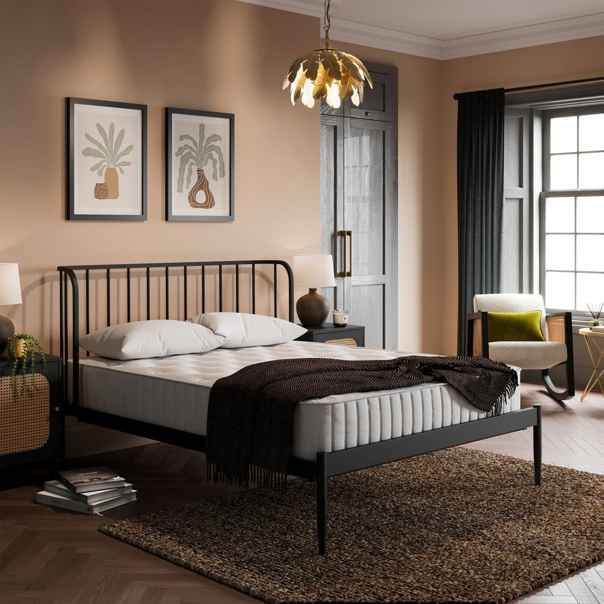 Elliot Curved Spindle Bed Black – image 1