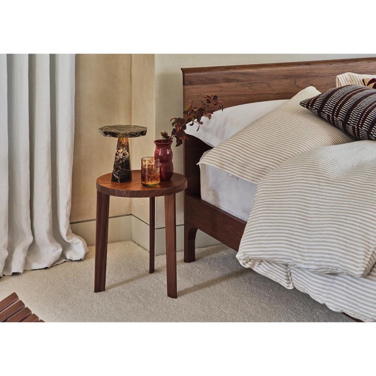 Heal's Antera Bed King Walnut – image 4