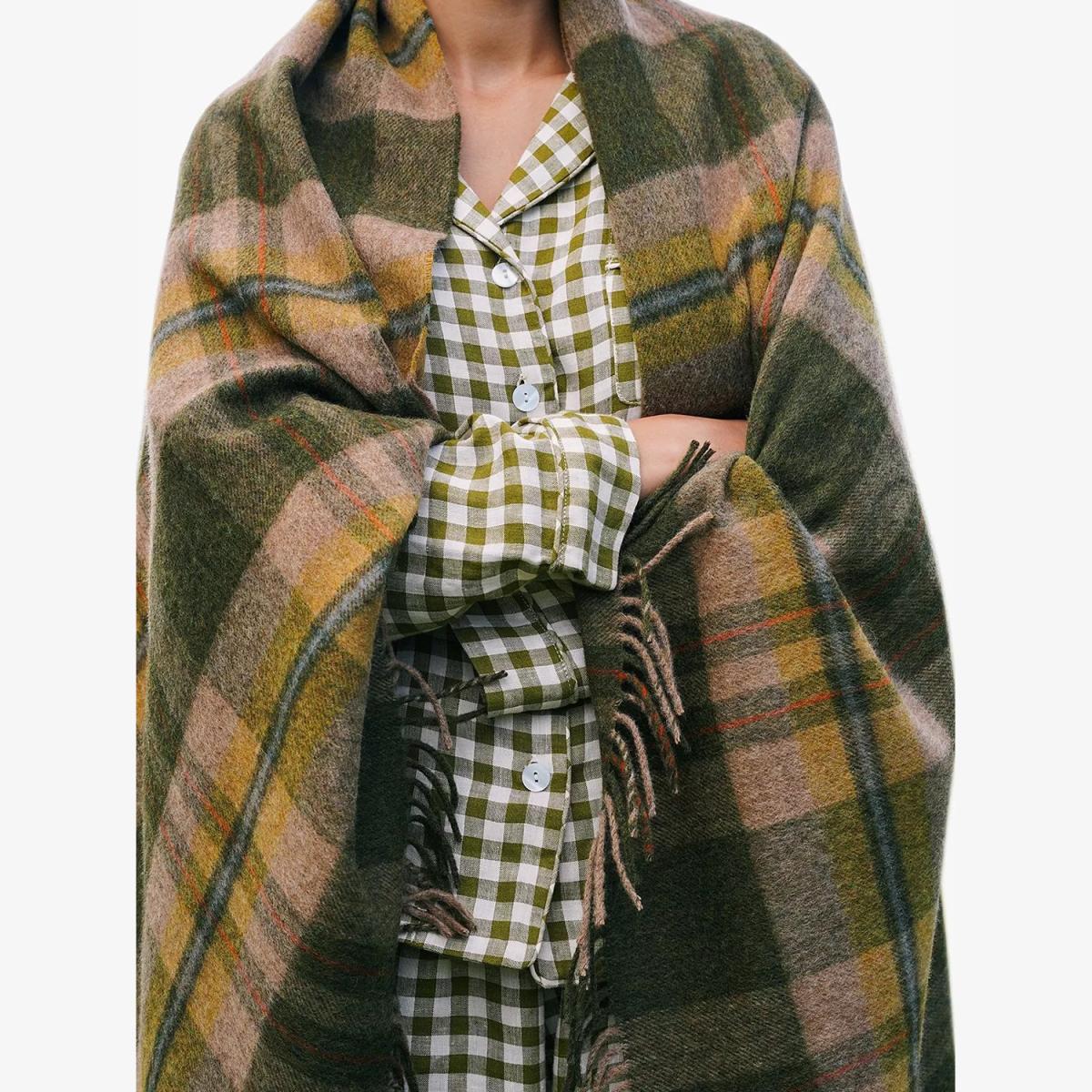 Piglet in Bed Cabin Wool Blanket, L185 x W140cm – image 1