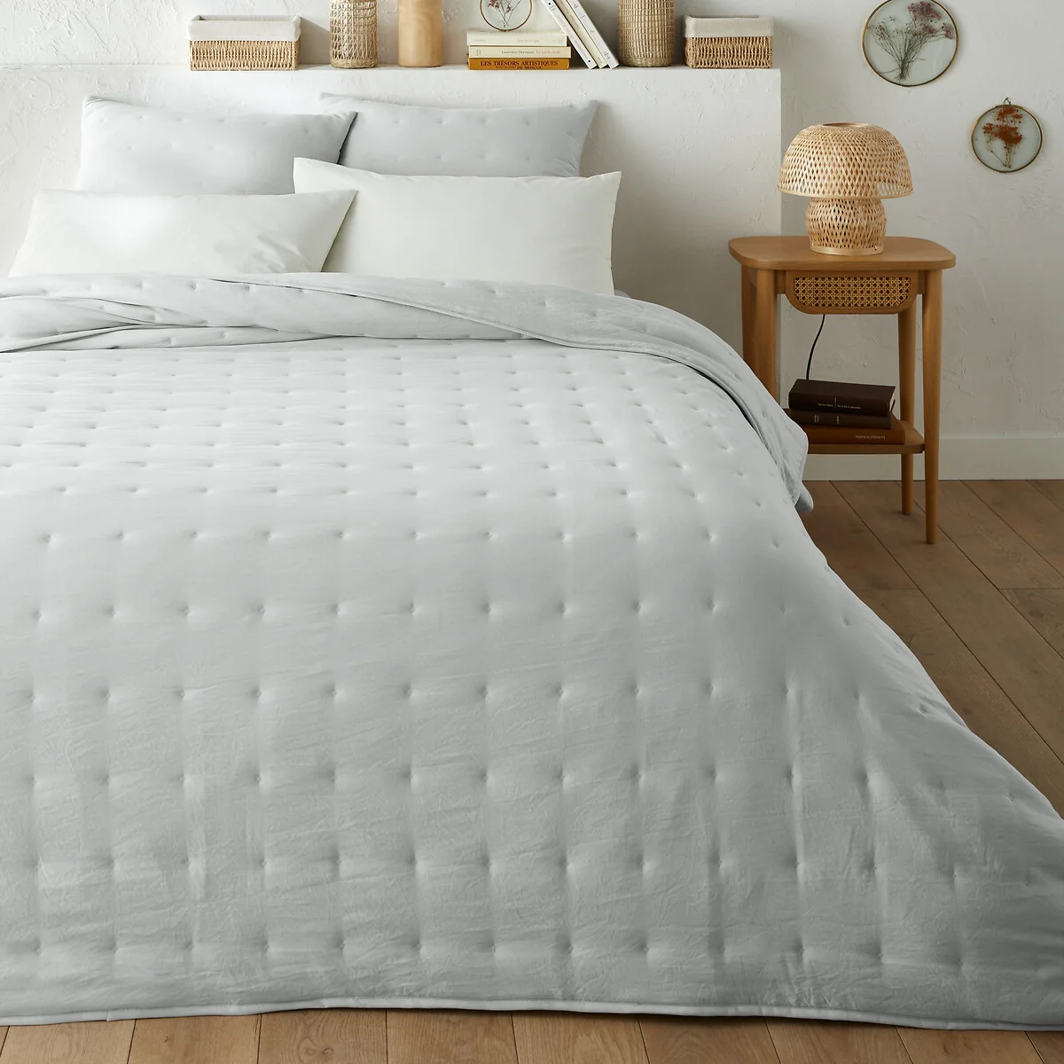 Loja Washed Microfibre Quilted Bed Cover – image 1