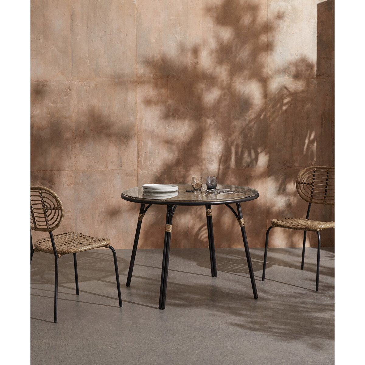 Swara Garden 4 seater Round Dining Table, Polyrattan and Glass – image 4