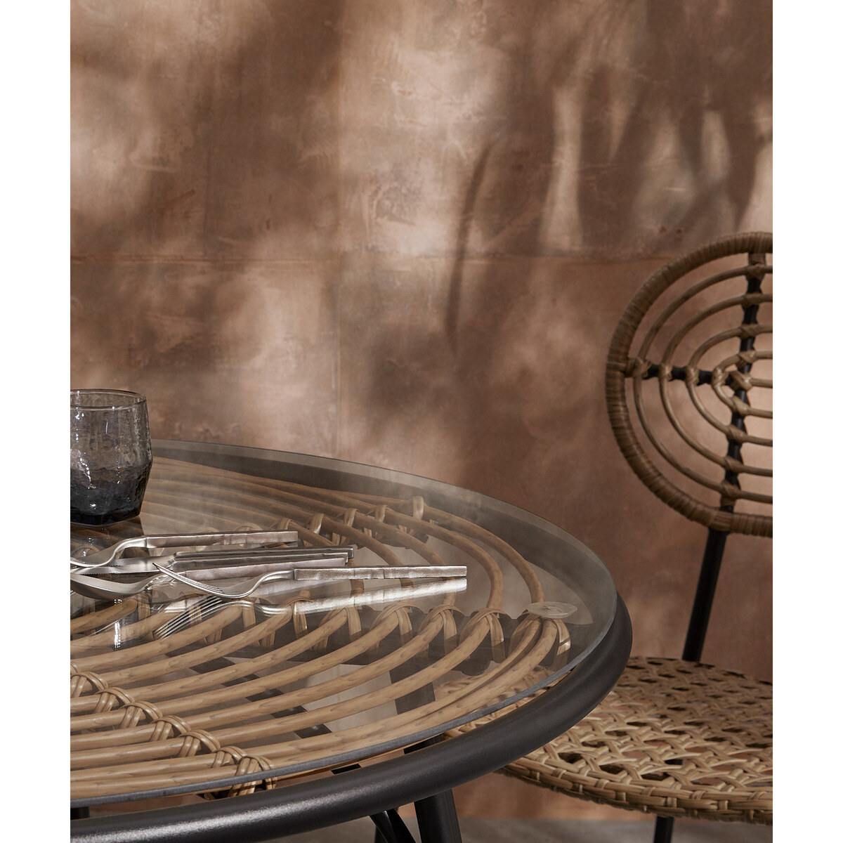 Swara Garden 4 seater Round Dining Table, Polyrattan and Glass – image 5