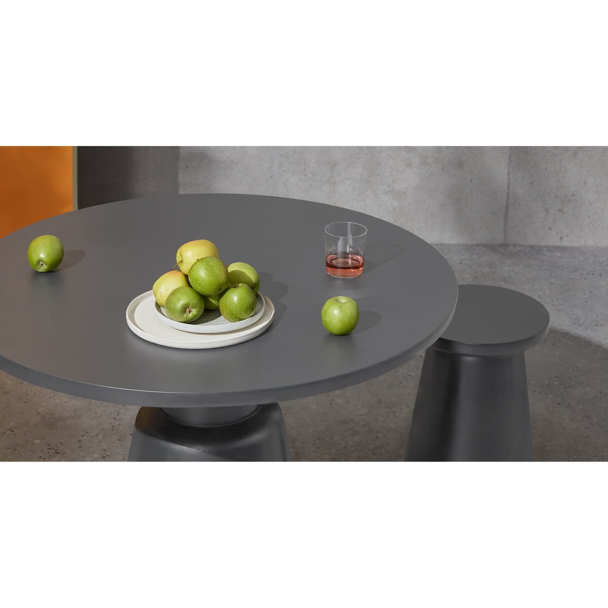 Maho Garden Round Dining Table, Textured Grey Concrete – image 3