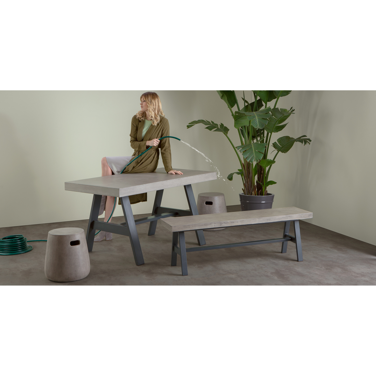 Edson Garden dining table, cement and metal – image 5