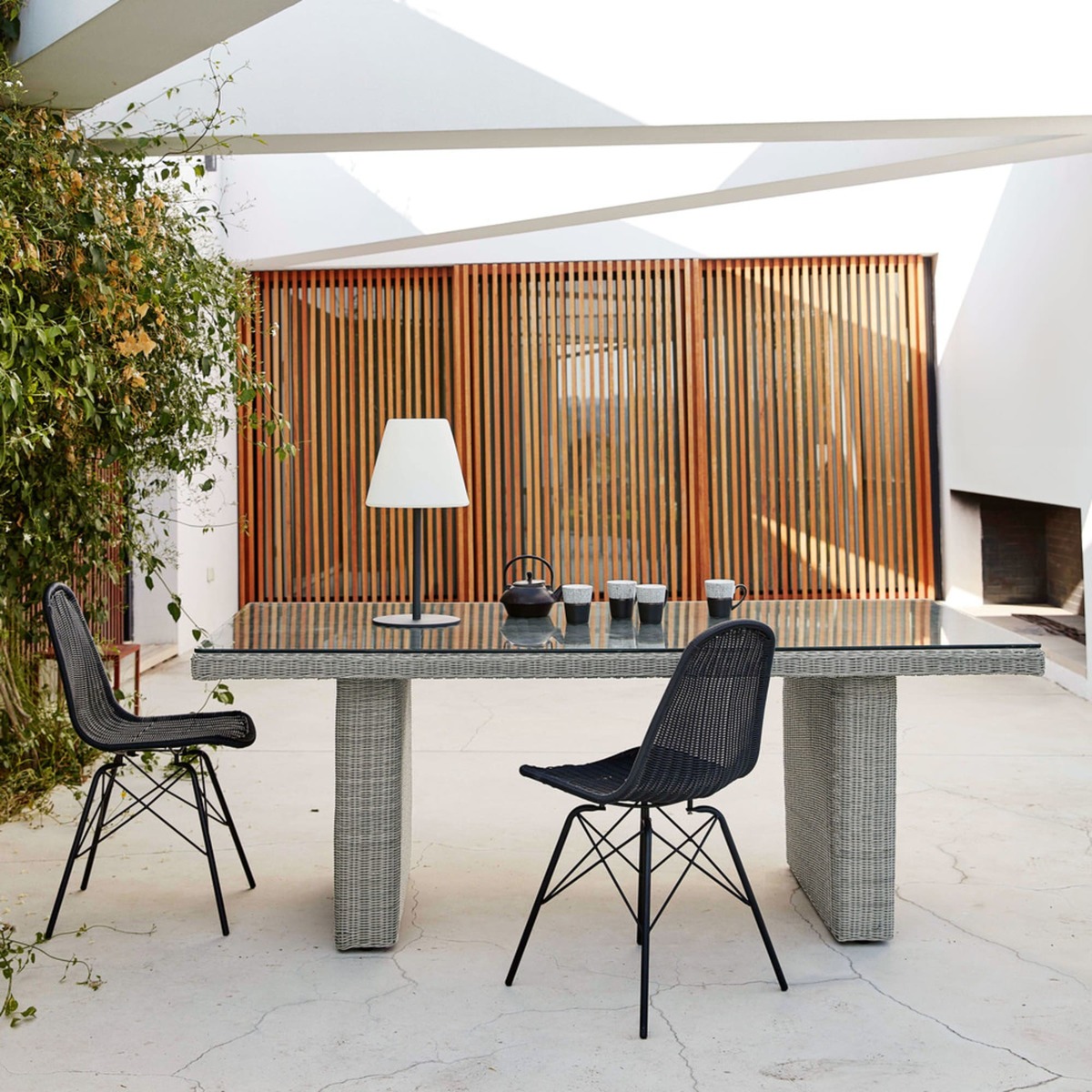 Tempered glass and resin wicker garden table in grey W 200cm Cape Town – image 3